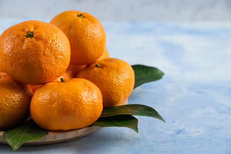 close-up-fresh-mandarin-leaves_114579-61559 (1)